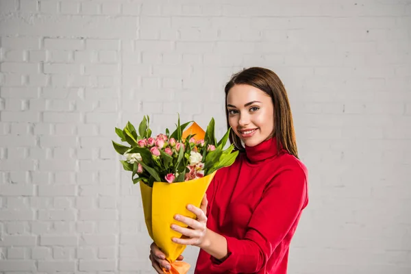 Woman showing bouquet of flowers — Stock Photo