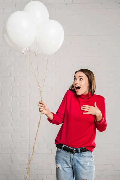 Mujer con globos de helio blanco - foto de stock