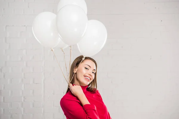 Mujer con globos de helio - foto de stock