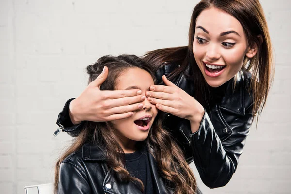 Mutter deckt Töchtern die Augen — Stockfoto