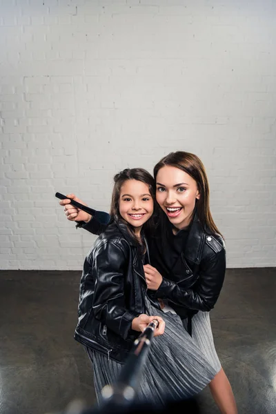 Tochter und Mutter machen Selfie — Stockfoto