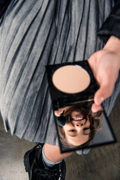 Kind mit gepresstem Pulver — Stockfoto