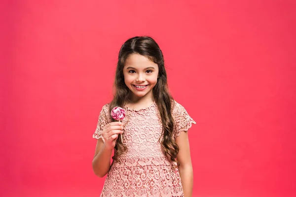 Niño de pie con piruleta - foto de stock