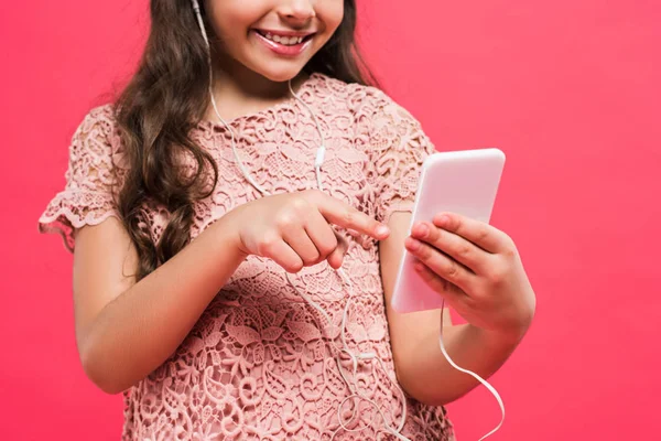 Kind zeigt auf etwas im Smartphone — Stockfoto