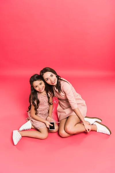 Mother and daughter listening music — Stock Photo