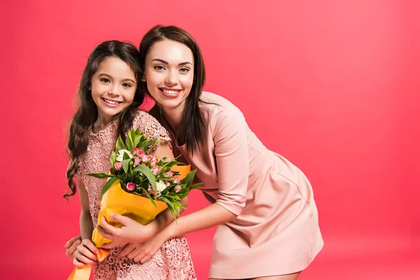 Madre e hija con ramo de flores - foto de stock