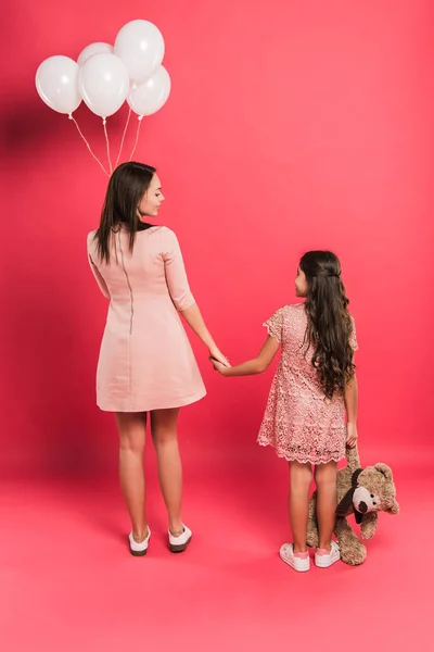 Madre e hija cogidas de la mano - foto de stock