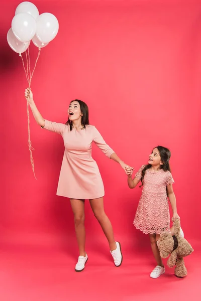 Madre e figlia guardando palloncini di elio — Foto stock