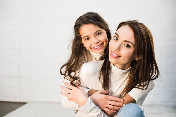 Fille câlin mère — Photo de stock