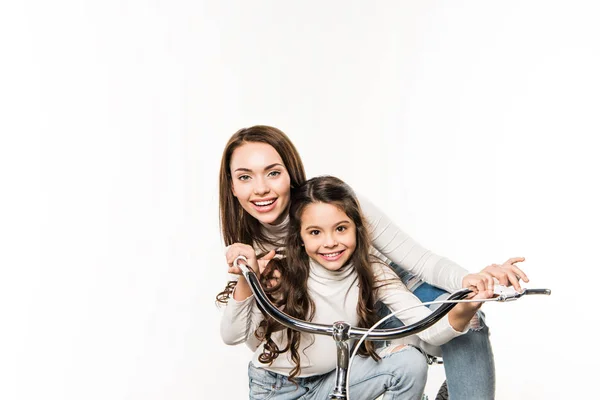 Madre e hija con bicicleta - foto de stock