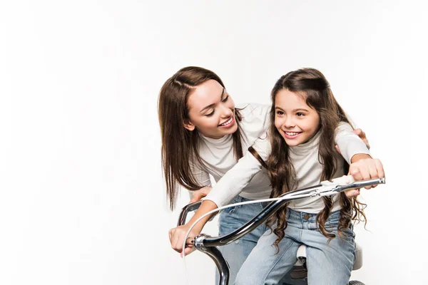 Mère aider fille vélo équitation — Photo de stock