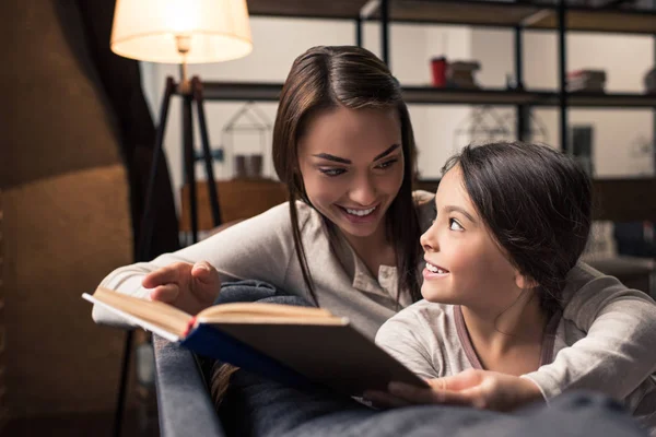 Famiglia con libro a casa — Foto stock