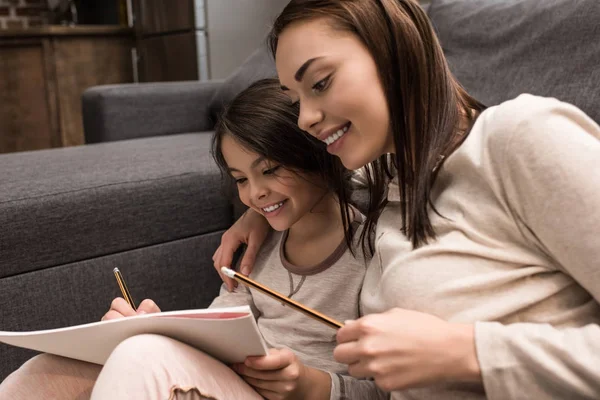 Familie zeichnet Bild zusammen — Stockfoto