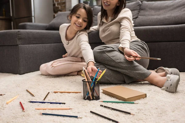 Familia sonriente en casa - foto de stock