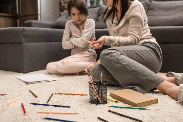 Famiglia che disegna insieme a casa — Foto stock