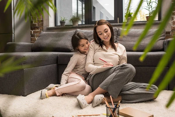 Mother and daughter drawing picture — Stock Photo