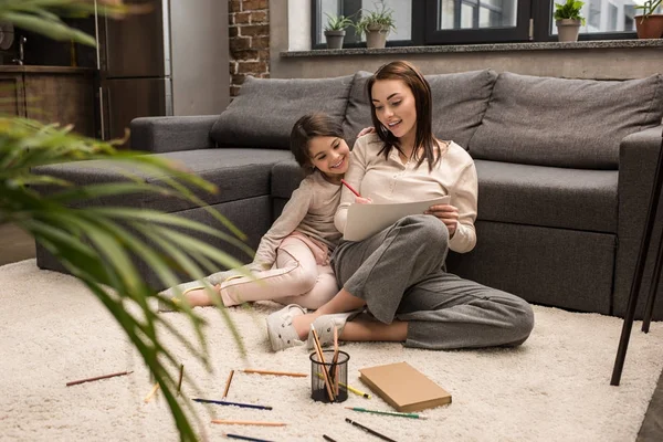 Mother and daughter drawing picture — Stock Photo