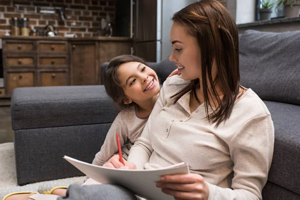 Mãe e filha em casa — Fotografia de Stock