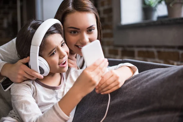 Famiglia che prende selfie — Foto stock