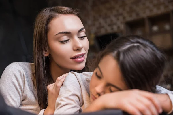 Giovane madre e figlia addormentata — Foto stock