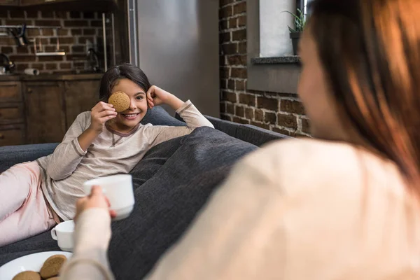 Family drinking tea at home — Stock Photo