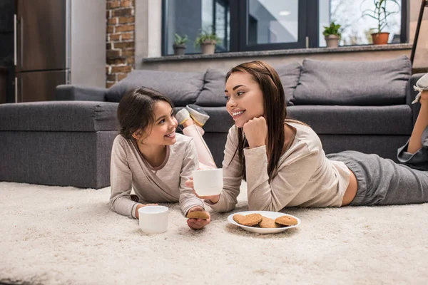 Familia bebiendo té en casa - foto de stock