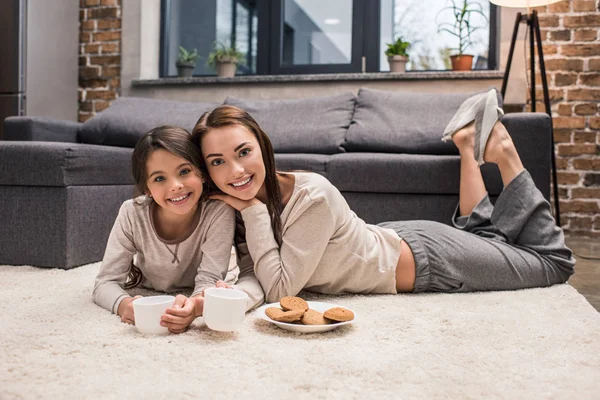 Famille boire du thé à la maison — Photo de stock