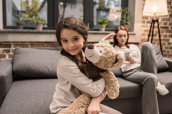 Tochter mit Teddybär zu Hause — Stockfoto