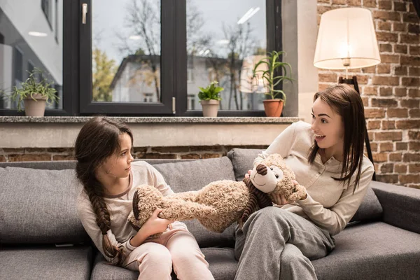 Familia peleando por oso de peluche - foto de stock