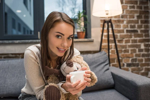 Mujer con taza de bebida - foto de stock