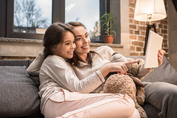 Familia con la tableta en casa - foto de stock