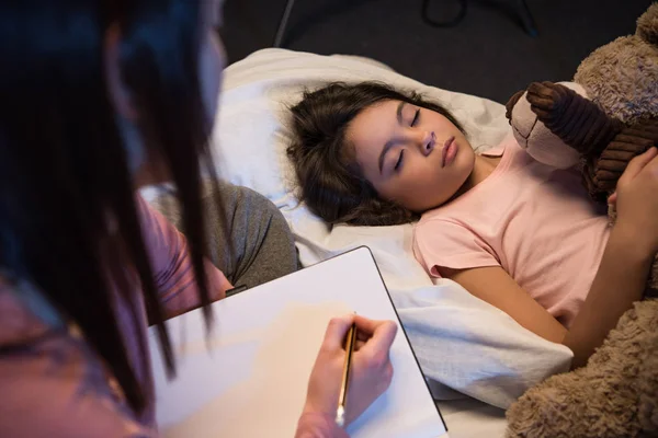 Fille qui dort au lit — Photo de stock