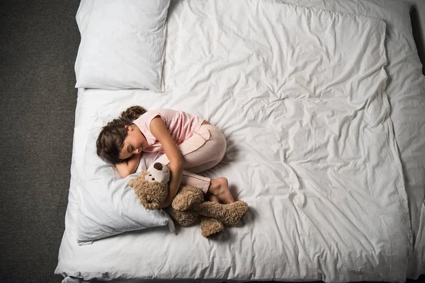 Дитина спить у ліжку — стокове фото