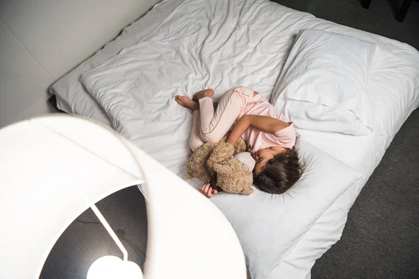 Niño durmiendo en la cama - foto de stock