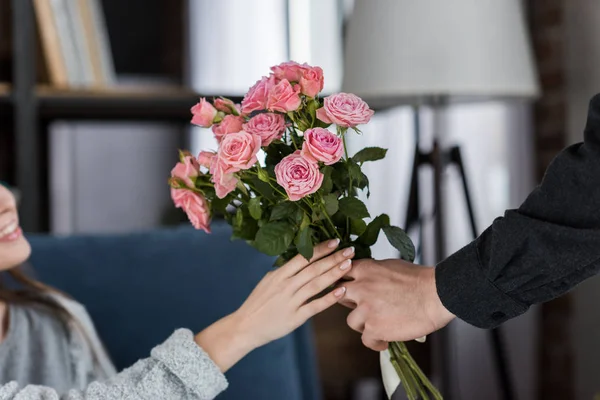 Geschnittenes Bild eines Freundes, der Freundin am internationalen Frauentag einen Rosenstrauß überreicht — Stockfoto