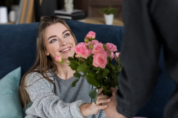 Imagem cortada de namorado apresentando buquê de rosas para namorada no dia internacional das mulheres — Fotografia de Stock