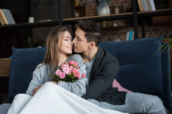 Copain va embrasser petite amie avec bouquet de roses, concept de journée internationale des femmes — Photo de stock