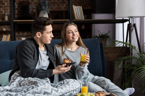Couple having breakfast in bed in morning — Stock Photo