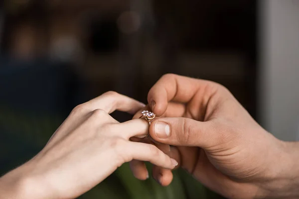 Abgeschnittenes Bild von Freund, der Freundin vorschlägt und Verlobungsring trägt — Stockfoto