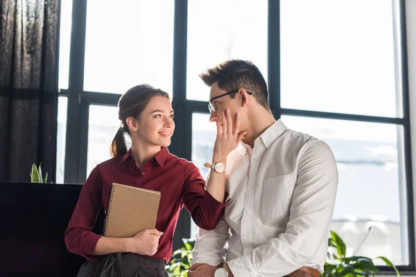 Jovem gerente flertando com seu colega, conceito de romance de escritório — Fotografia de Stock