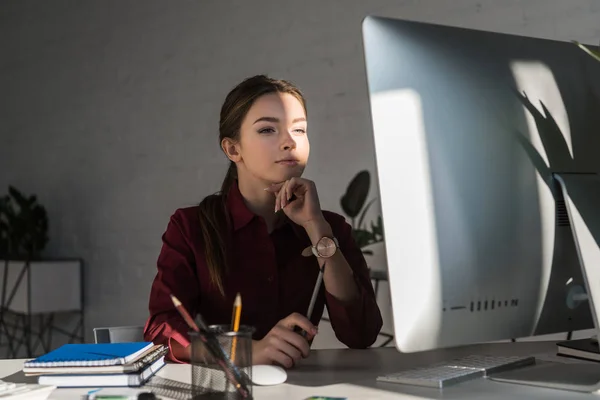 Belle jeune femme d'affaires travaillant avec ordinateur au bureau moderne — Photo de stock