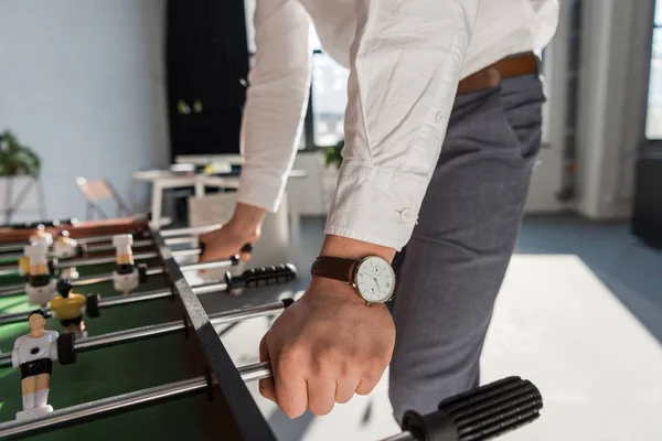 Tiro cortado de homem de negócios jogando futebol de mesa no escritório — Fotografia de Stock