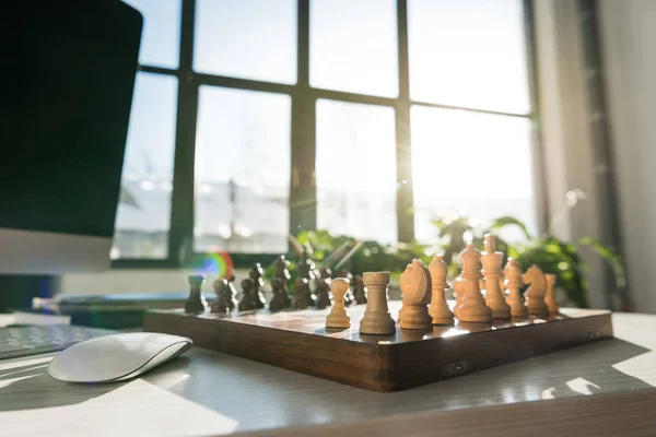 Échiquier traditionnel sur le lieu de travail contre le soleil — Photo de stock