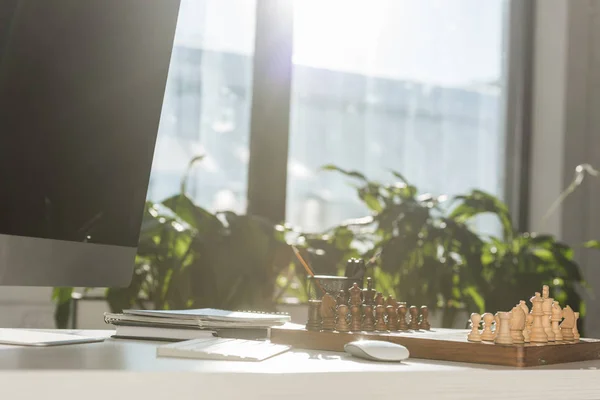 Primo piano di scacchiera sul posto di lavoro in ufficio moderno — Foto stock