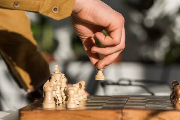 Schnappschuss eines Mannes, der beim Schachspielen Zug macht — Stockfoto