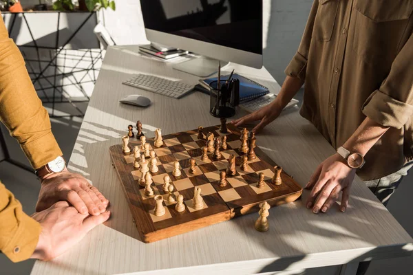 Schnappschuss von Kollegen, die am Arbeitsplatz Schach spielen — Stockfoto