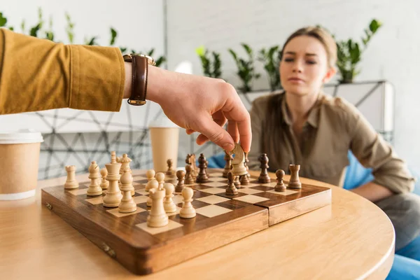 Jovem mulher jogar xadrez com seu namorado — Fotografia de Stock