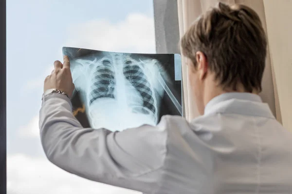 Doctor holding X-ray — Stock Photo, Image