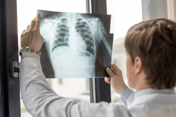 Doctor holding X-ray — Stock Photo, Image