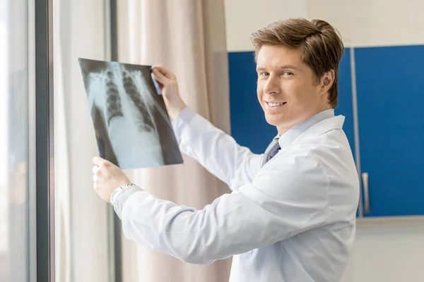 Läkare som håller röntgen — Stockfoto